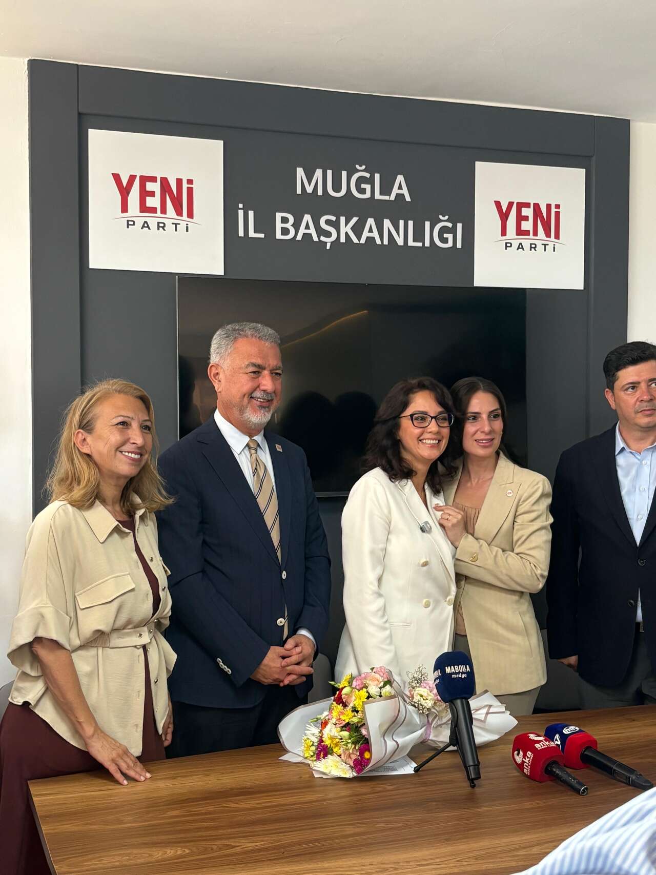 Menteşe Belediye Başkanı Gonca Köksal Aras ve Meclis Üyelerine YENİ Parti Rozeti 4